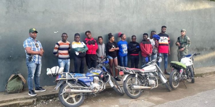 Apresan 24 nacionales haitianos sin documentos que eran trasladados en un camión