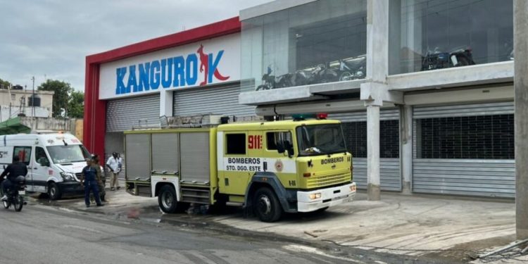 Bomberos coordinados por el 9-1-1 sofocan incendio registrado en tienda de motocicletas en SDE