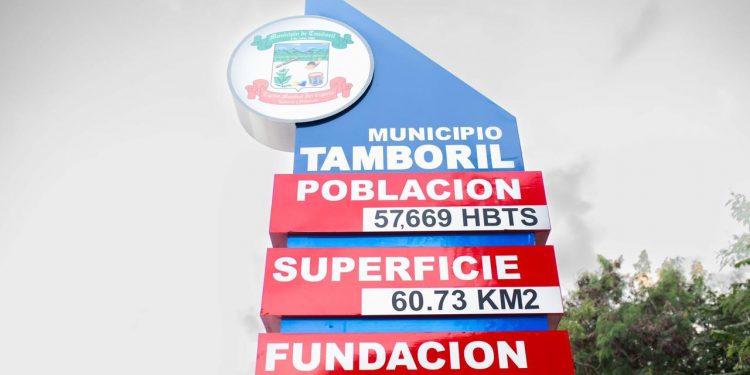 Daniel Rivera inaugura monolito urbano en municipio Tamboril de Santiago