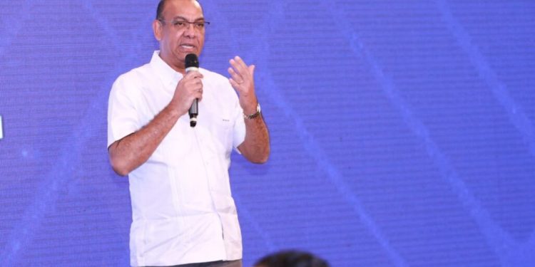 Ministro de Obras Públicas dice no habrá aumento de peajes, sino una nivelación