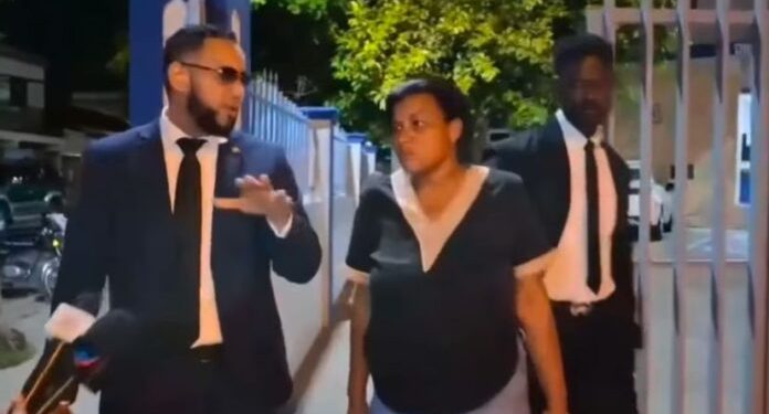 Dejan en libertad mujer que llevó restos de su hija al tribunal