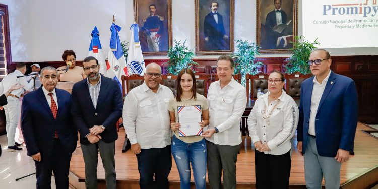 Promipyme entrega financiamiento a empresarios afectados por incendio en Santiago