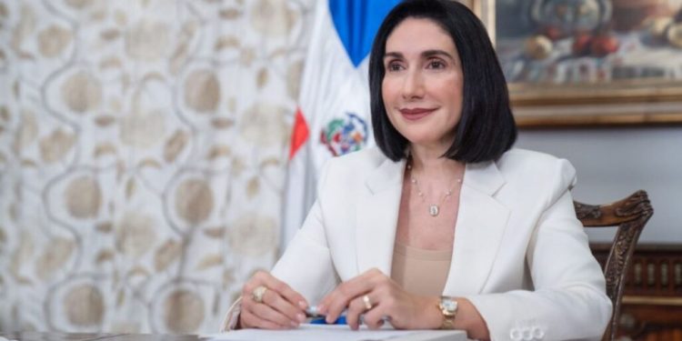 Primera dama elogia al presidente Abinader tras donación de salario