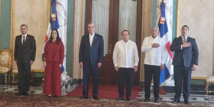 Presidente Abinader juramenta la Comisión Administrativa para la Reforma Policial