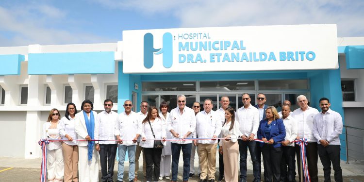 Presidente Abinader inaugura en Las Guáranas remozamiento y ampliación de Emergencia del Hospital, dos escuelas básicas, un liceo y una cancha multiuso techada