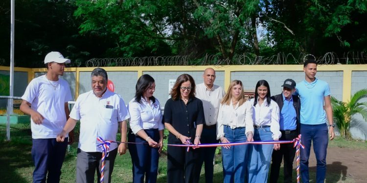 Minerd y APEDI dan apertura al huerto escolar del centro educativo Hermanos Díaz Moreno