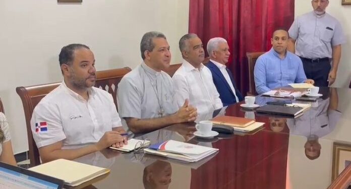 Comunitarios y representantes de Barrick Gold se reúnen en el Arzobispado de La Vega para mediar conflicto