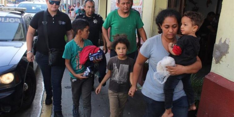 Autoridades rescatan a ocho migrantes que estaban secuestrados en el sur de México