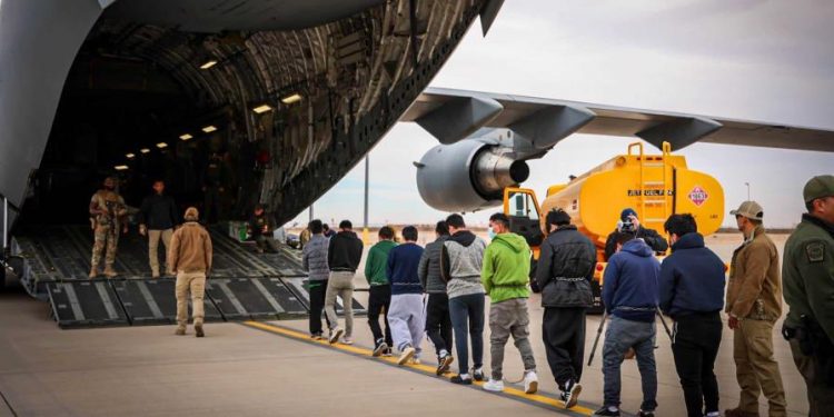 Casi 11,000 dominicanos fueron deportados durante la administración de Biden