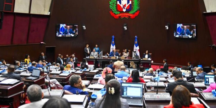 El Congreso desafía plan de austeridad de Abinader y propone crear más de 20 entidades