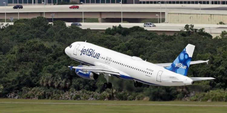 Hallan dos cuerpos en el tren de aterrizaje de un avión de JetBlue en aeropuerto de Florida
