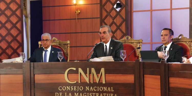 Abinader promulga ley para que CNM designe procurador