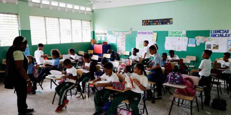 El Minerd empieza la contratación de auxiliares para los docentes de la educación inicial