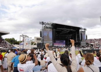 El pastor Ezequiel Molina ataca a partidos y religiones en la Batalla de la Fe