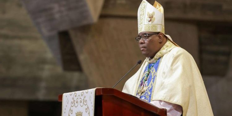 Obispo Castro Marte apoya políticas de Faride y pide "que no le tiemble la muñeca"