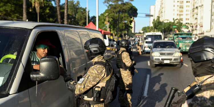 Régimen de Maduro militariza calles previo a marcha opositora