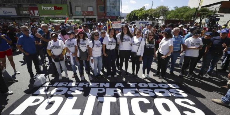Venezolanos opositores se concentran en Caracas tras llamado de Machado por la "libertad"