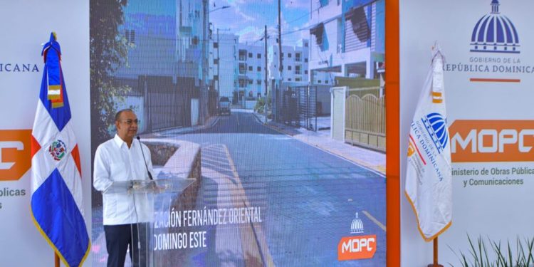 Gobierno entrega asfaltado de calles en SDE, cuya inversión supera los RD$600 MM