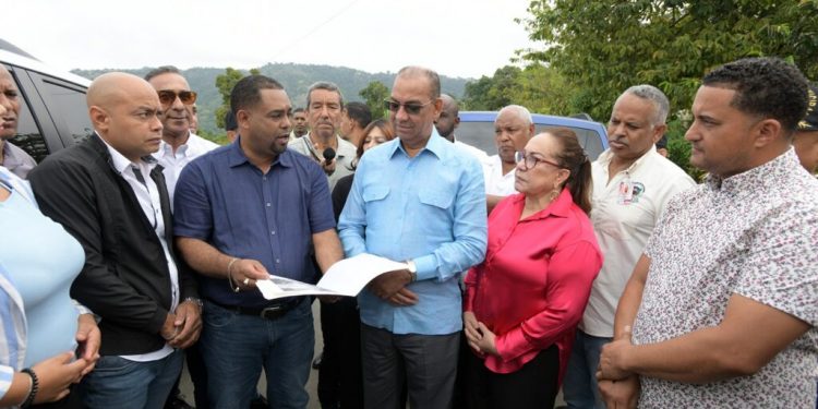 Deligne Ascención supervisa trabajos en carreteras de comunidades de Santiago y La Vega