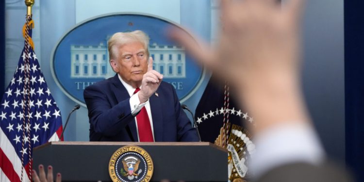 Trump insiste que en piensa "recuperar el Canal de Panamá, o algo muy gordo va a pasar"