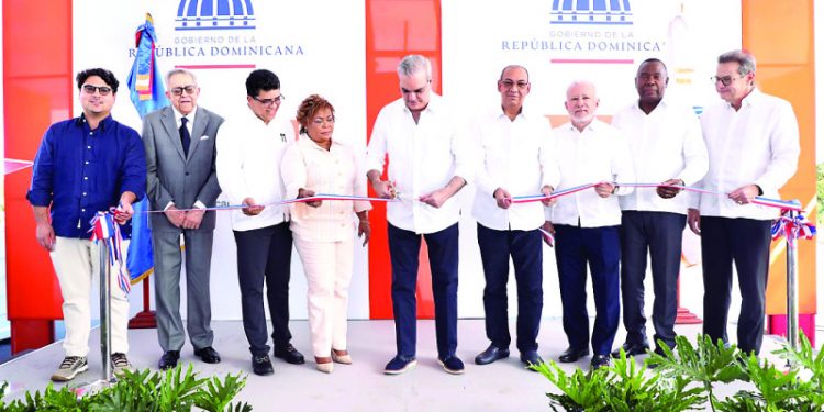 Abinader inaugura peaje y tramo II de avenida Ecológica, entrega apartamentos y títulos