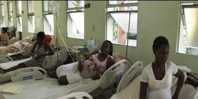 Parturientas haitianas son atendidas en la maternidad Renée Klang