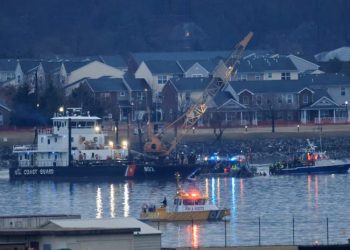 Encuentran la caja negra del helicóptero militar que chocó con un avión en Washington