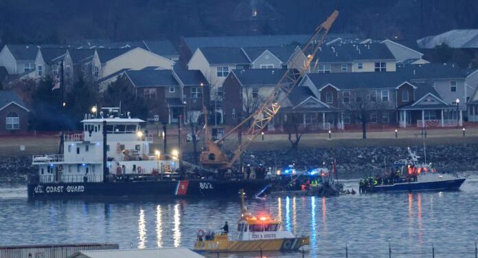 Encuentran la caja negra del helicóptero militar que chocó con un avión en Washington