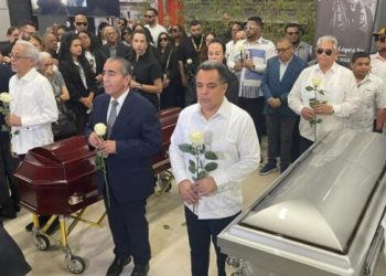 Equipo de las Águilas realiza guardia de honor en funeral a los cronistas Mendy López y Juan José Tejada