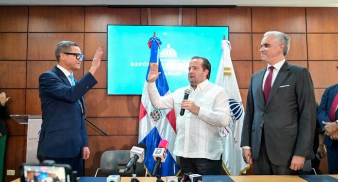 José Ignacio Paliza juramenta a Eddy Olivares como Ministro de Trabajo