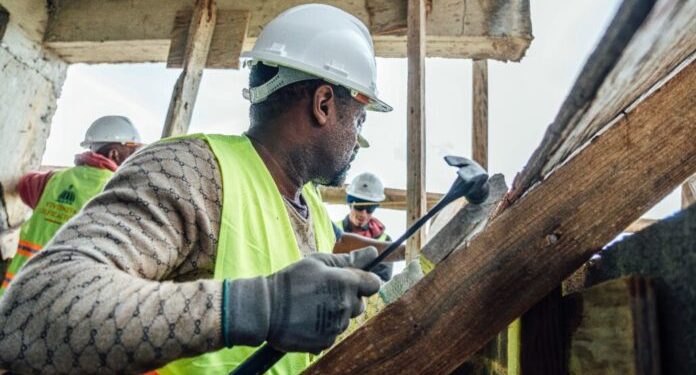 MIVED demuele edificio en Herrera por representar peligro para los ciudadanos