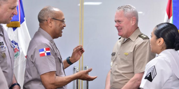 Director general de la Policía Nacional recibe visita del director del IADC