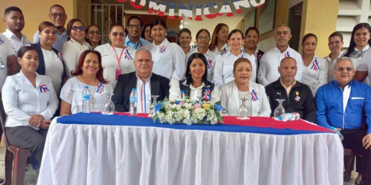 Distrito Educativo 08-07 de Navarrete realiza acto solemne izamiento de bandera en honor a héroes de la Independencia