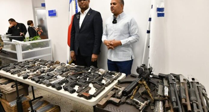 Interior y Policía recibe 94 armas de fuego entregadas por Fiscalía de SDO