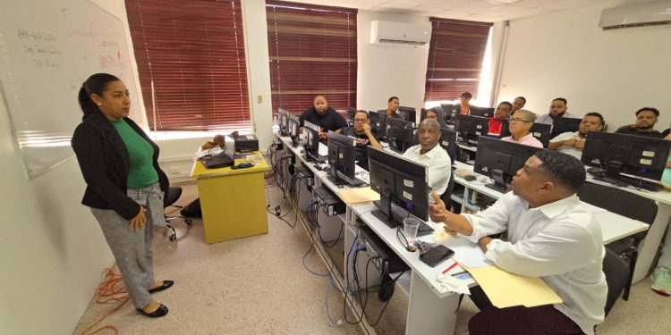 Alcaldía de Santiago y la ACDS realizan con éxito el Primer Curso de Iniciación de Oficiales de Mesa en Baloncesto