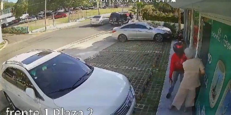 Agente penitenciario detenido por atraco en Santiago