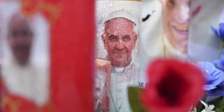 El papa Francisco "descansó bien" durante la noche, dice el Vaticano