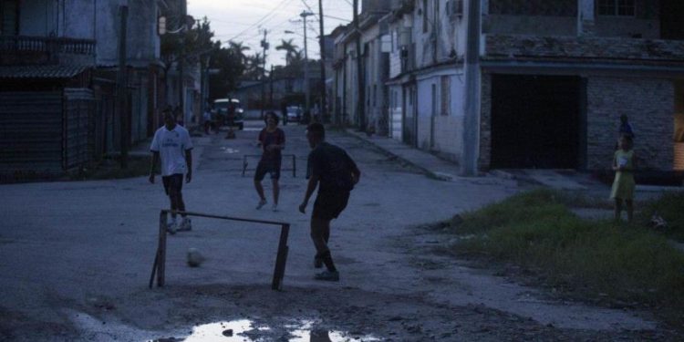 Cuba suspende la actividad laboral y docente viernes y sábado por la crisis energética