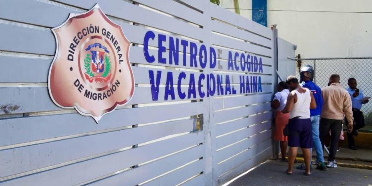 Cientos de dominicanos deportados desde EE. UU. son llevados al Centro Vacacional de Haina