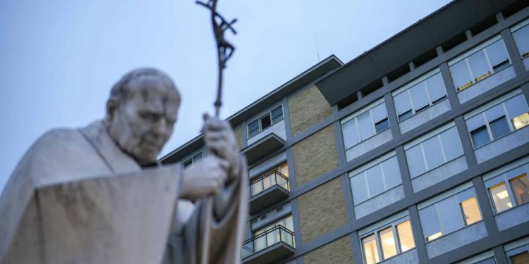 Vaticano: Papa pasa primera noche tranquila en el hospital, sigue con tratamiento y lee periódicos