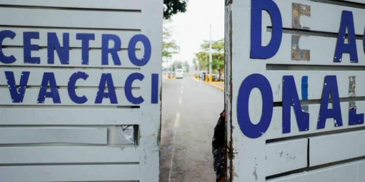Madre e hijo se reencuentran tras la tercera deportación del dominicano desde PR