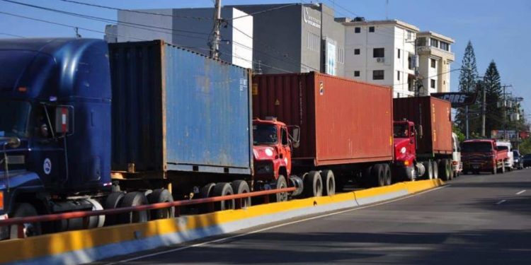 Vehículos pesados no podrán circular por avenidas 27 de Febrero y Estrella Sadhalá de Santiago