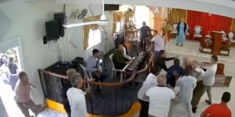 Hombre irrumpe en iglesia en Higüey con un arma blanca y deja dos heridos