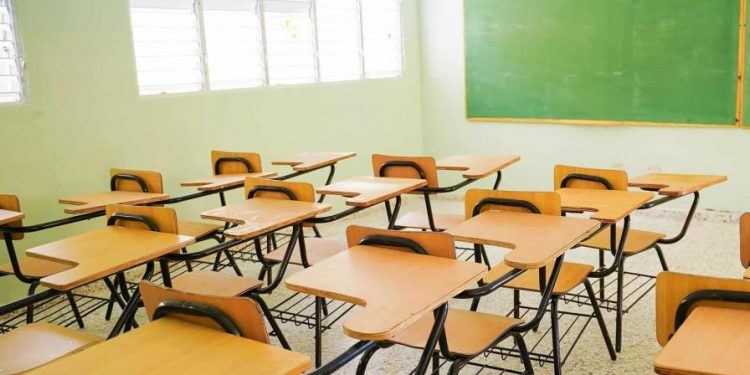 Estudiantes se manifiestan contra acusación de que lanzaron pesticida en Duarte