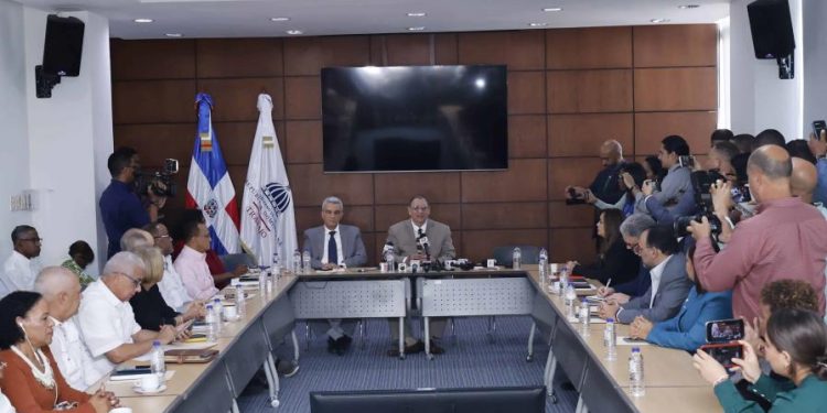 Gobierno defiende propuesta de aumento salarial de un 20 %