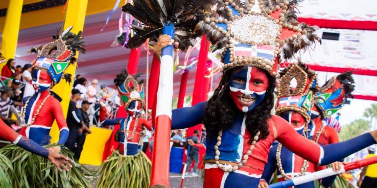 Santo Domingo se llena de ritmo y colores en el Desfile Nacional de Carnaval