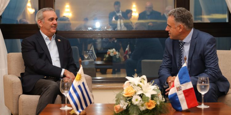 Presidente Abinader sostiene reunión bilateral con el mandatario electo uruguayo, Yamandú Orsi, en Montevideo