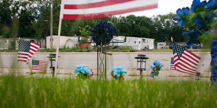 Ocho heridos al estrellarse un vehículo contra un concesionario de coches en el sur de California