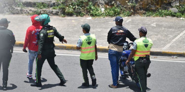 Cerca del 80% de motoristas del país no llevan casco protector, según estudios