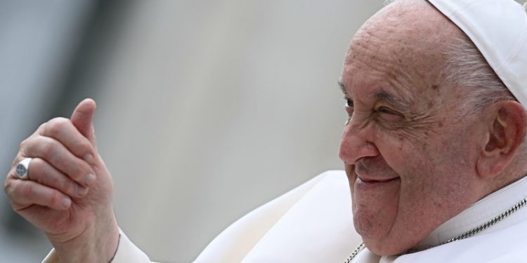 El papa Francisco ya no necesita utilizar máscara de oxígeno